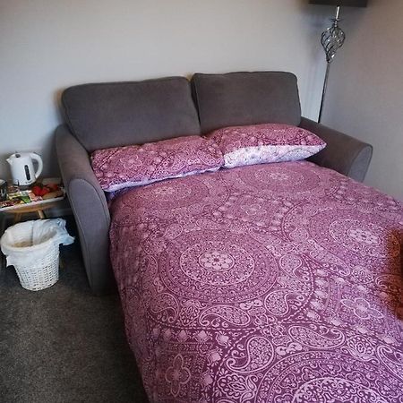 Little Cosy Cwtsh Hotel Pontyclun ภายนอก รูปภาพ