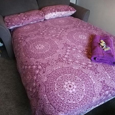 Little Cosy Cwtsh Hotel Pontyclun ภายนอก รูปภาพ