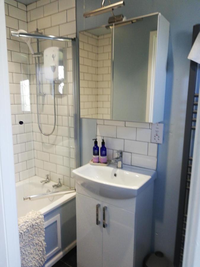Little Cosy Cwtsh Hotel Pontyclun ภายนอก รูปภาพ