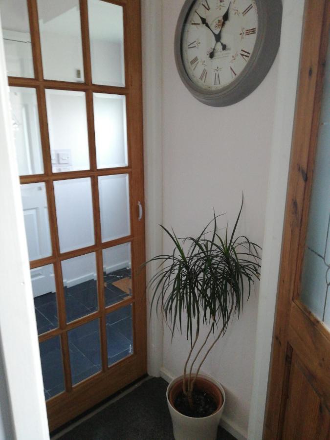 Little Cosy Cwtsh Hotel Pontyclun ภายนอก รูปภาพ