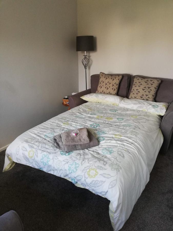 Little Cosy Cwtsh Hotel Pontyclun ภายนอก รูปภาพ