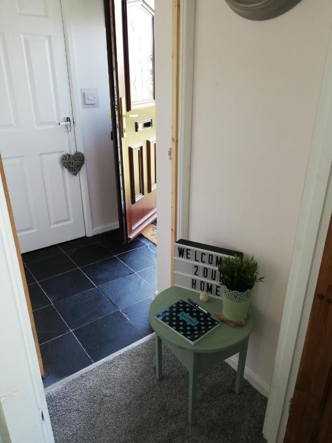 Little Cosy Cwtsh Hotel Pontyclun ภายนอก รูปภาพ