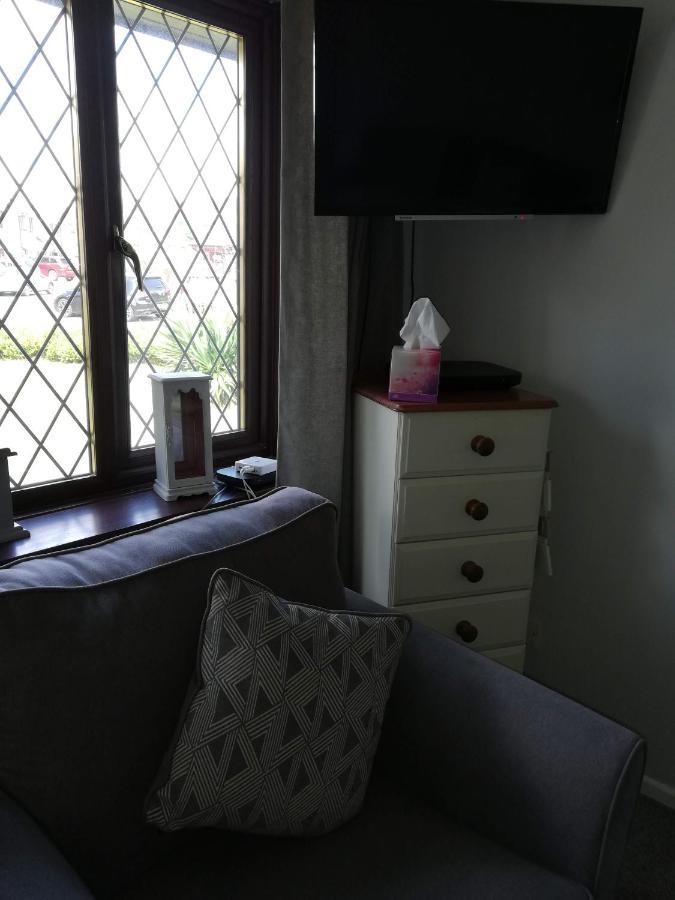 Little Cosy Cwtsh Hotel Pontyclun ภายนอก รูปภาพ