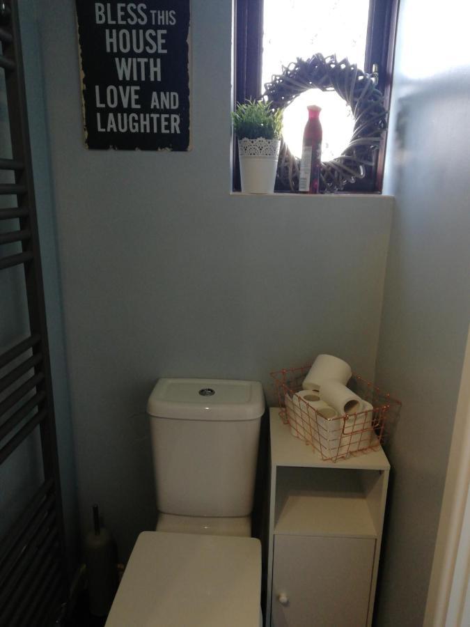 Little Cosy Cwtsh Hotel Pontyclun ภายนอก รูปภาพ